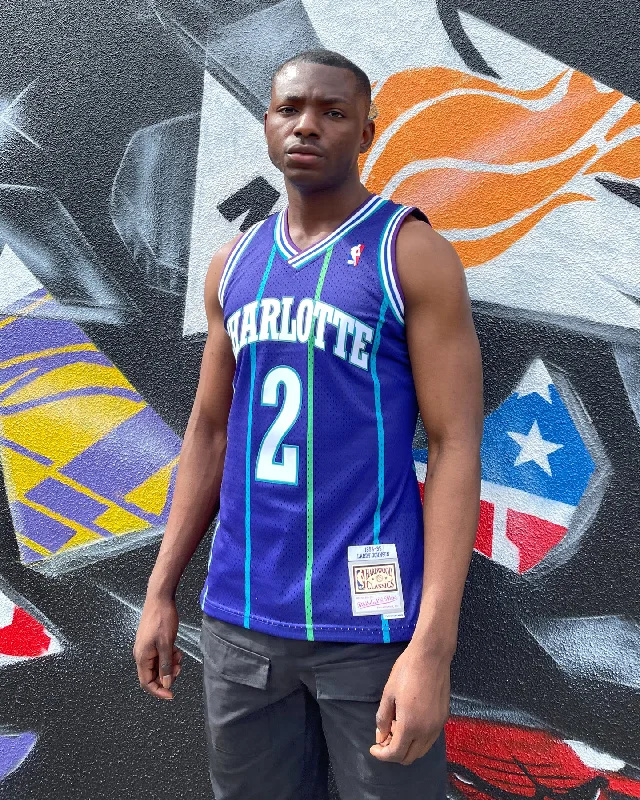 Mitchell & Ness Charlotte Hornets Larry Johnson #2 '94-'95 Swingman Jersey Purple Sophisticated Jersey Tee